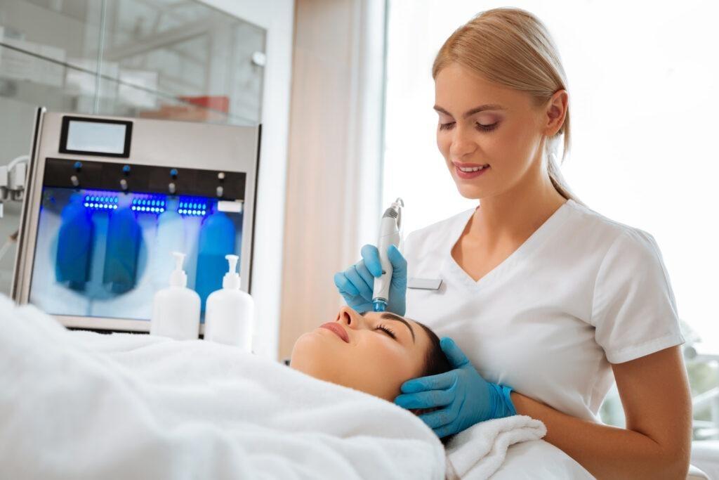 Bolatzky Hydrafacial02 1024x683 HydraFacial in Düsseldorf: für reine, klare, strahlende Haut
